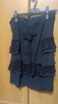 フリル付き黒フレアスカート