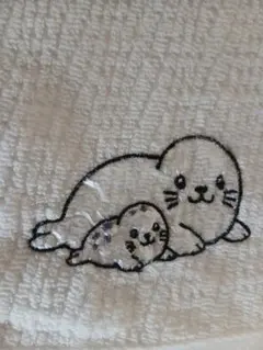 【今治タオル 】フェイスタオル アザラシ親子 刺繍 ハンドメイド プレゼントのサムネイル