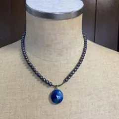 染色アコヤパールと青いペンダントのネックレス