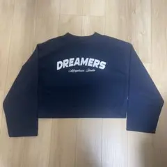 シンプルなスタイルのオーバーサイズ・クロップド丈の長袖Tシャツ