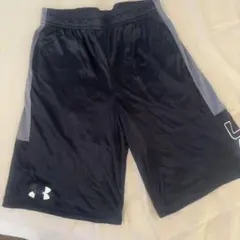 UNDER ARMOUR 黒 ハーフパンツ