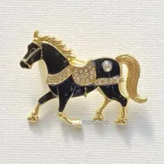 【15】　馬ブローチ　ブラック　豪華な鞍の馬　2026年　干支　簡易ラッピング付