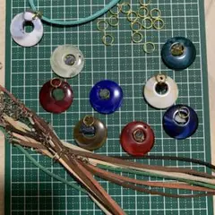 ワークショップネックレスキット8人分+完成品1つハンドメイドチャームセット　多色