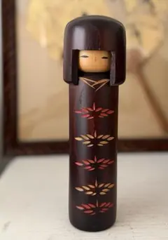 卯三郎工房作 漆調深色 木目際立つ 22cm 創作こけし