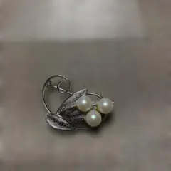 葉とパールのエレガントブローチ