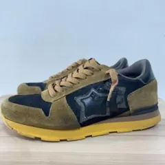 ブラック スニーカー