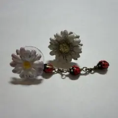 花とてんとう虫のデザインピアス レネレイド Les Nereides