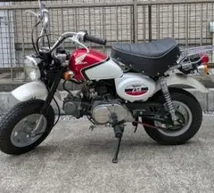 ホンダ モンキー 赤/白 バイクのサムネイル