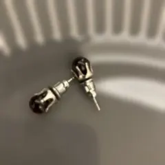 赤い球体型スタッドピアス