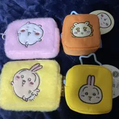 ちいかわ　ふわふわミニポーチ　カラビナ付き刺繍スクエアミニポーチ