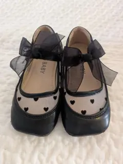 黒のハート柄リボン付きフォーマルシューズ