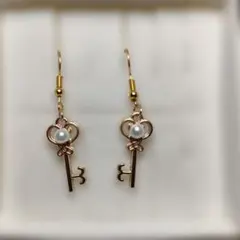 ハンドメイド 鍵型ピアス パール付き