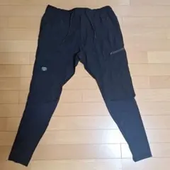 スリムフィット ブラックパンツ ジッパーポケット付き