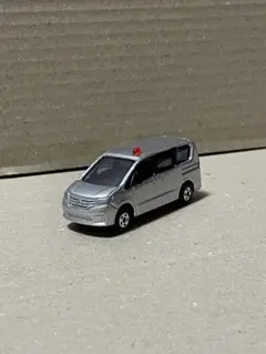 カスタムトミカ 警察車両 日産 キャラバン 護送車 黒 - メルカリ