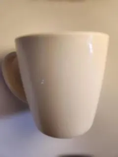 クリーム色の円筒形マグカップ