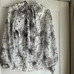 花柄リボン付き長袖ブラウス