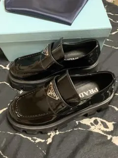 プラダ モノリス パテントレザー ブラッシュドレザー ローファー 37