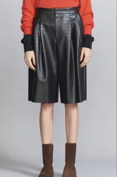 ビューティーアンドユース　クロコレザーライクショーツ