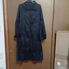 黒いボタン付きコート