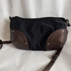 黒ナイロンと焦茶のレザー風ショルダーバッグ