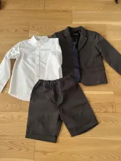フォーマル4点セット130センチ　ジャケット・シャツ・ネクタイ・ショートパンツ