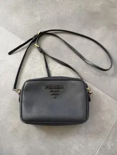 PRADA ブラック サフィアーノレザー モノクロームショルダーバッグ