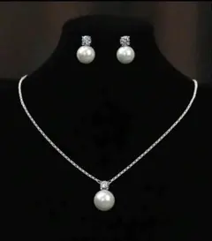 パールとクリスタルのネックレスとイヤリングセット