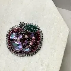 りんご　ビーズ刺繍ブローチ