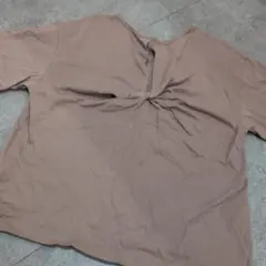 ベージュ 半袖Tシャツ バックタック