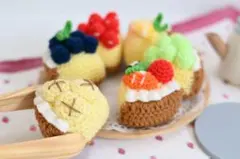 [展示¥850]苺とキウイのロールケーキ(フェルトケーキ) 展示¥850]苺とキウイのロールケーキ(フェルトケーキ) - メルカリ