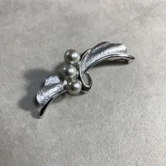 シルバー製あこやパール付き葉デザインブローチ