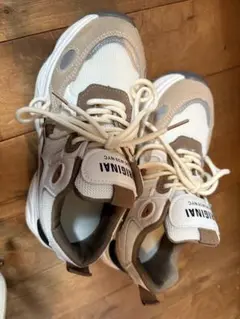 レディーススニーカー　美品　22.5センチ