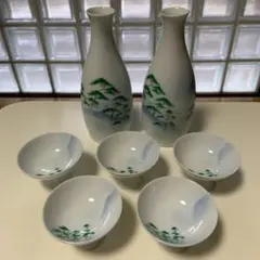 【深川製磁】酒器セット（徳利2本、盃5個）　緑の松の絵柄