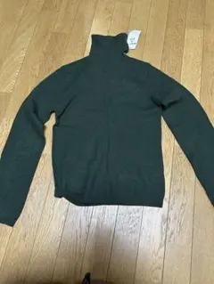ダークグリーン タートルネックセーター