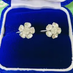 ☆クリスタル　フラワーモチーフ　イヤリング☆メンズにも