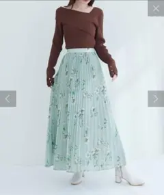 新品　オーソドックスフラワープリーツスカート　花柄グリーンのサムネイル