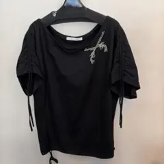 roar レディース❣️半袖カットソー ブラック　パールビス付き　お値打ち品❣️のサムネイル