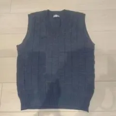 グレーのリブ編みニットベスト