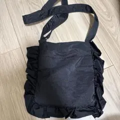 フリル付き黒ショルダーバッグ