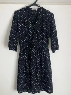 ドット柄黒ワンピース 長袖 ボタン付き