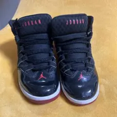 NIKE JORDAN キッズスニーカー ブラック レッドのサムネイル