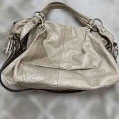 FURLAオーストリッチ風型押し牛革バッグ　チャーム付き FURLAオーストリッチ風型押し牛革バッグ チャーム付き - メルカリ