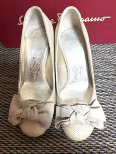 Salvatore Ferragamo ベージュリボンオープントゥパンプス