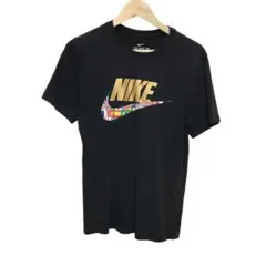 人気　NIKE ナイキ　半袖Tシャツ　ビッグスウォッシュロゴ 国旗柄　黒色