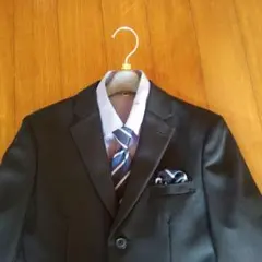 黒のスーツセット（ストライプシャツ・ネクタイ付き）160
