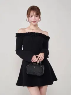 オフショルダーフリルニットミニワンピース