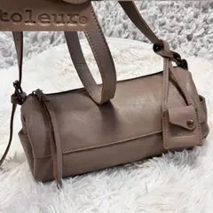 人気色【美品】トーラ (toleur) カウレザー ロールショルダー バッグのサムネイル