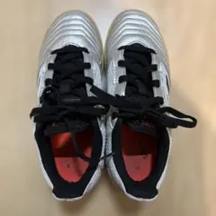 室内用サッカーシューズシルバー/ブラック　20.5cm