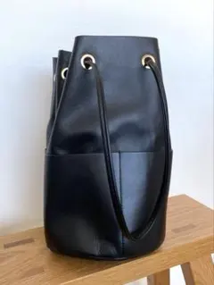 ＜新品＞レザー 合皮 巾着バッグ 黒 サイドポケット付き マルティニーク