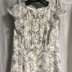 Apuweiser riche ラインフラワーパイピングワンピース